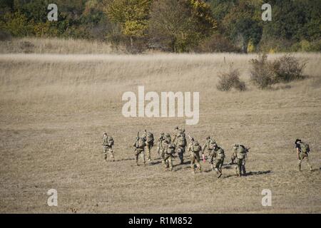 Stati Uniti Soldati con il 6° Stormo, diciassettesimo reggimento di cavalleria, 4a combattere la Brigata Aerea andare per la cavalleria Stetson e speroni a gamma Oberdachstetten complesso in Ansbach, Germania, 16 ottobre 2018. I soldati arrivano con CH-47 elicottero Chinook trasporta per l'inserimento di marcia avanti e di punto di rifornimento (FARP) e marzo al poligono di tiro e la corsa ad ostacoli per assumere il tradizionale sfida. Lo sperone Ride è il solo mezzo di giunzione del ordine di Sperone, al di là di una induzione di guerra. Il comportamento di uno sperone Ride varia ma generalmente è una manifestazione che si svolge su più giorni durante i quali un Trooper Foto Stock