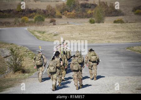 Stati Uniti Soldati con il 6° Stormo, diciassettesimo reggimento di cavalleria, 4a combattere la Brigata Aerea andare per la cavalleria Stetson e speroni a gamma Oberdachstetten complesso in Ansbach, Germania, 16 ottobre 2018. I soldati arrivano con CH-47 elicottero Chinook trasporta per l'inserimento di marcia avanti e di punto di rifornimento (FARP) e marzo al poligono di tiro e la corsa ad ostacoli per assumere il tradizionale sfida. Lo sperone Ride è il solo mezzo di giunzione del ordine di Sperone, al di là di una induzione di guerra. Il comportamento di uno sperone Ride varia ma generalmente è una manifestazione che si svolge su più giorni durante i quali un Trooper Foto Stock