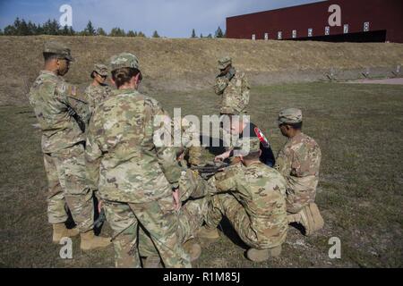 Stati Uniti Soldati con il 6° Stormo, diciassettesimo reggimento di cavalleria, 4a combattere la Brigata Aerea andare per la cavalleria Stetson e speroni a gamma Oberdachstetten complesso in Ansbach, Germania, 16 ottobre 2018. Lo sperone Ride è il solo mezzo di giunzione del ordine di Sperone, al di là di una induzione di guerra. Il comportamento di uno sperone Ride varia ma generalmente è una manifestazione che si svolge su più giorni durante i quali un Trooper devono superare una serie di fisica e mentale le prove pertinenti per la cavalleria. I soldati di cavalleria per saperne di smontare e assemblare la M249 mitragliatrice. Foto Stock