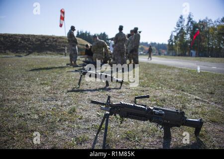 Stati Uniti Soldati con il 6° Stormo, diciassettesimo reggimento di cavalleria, 4a combattere la Brigata Aerea andare per la cavalleria Stetson e speroni a gamma Oberdachstetten complesso in Ansbach, Germania, 16 ottobre 2018. Lo sperone Ride è il solo mezzo di giunzione del ordine di Sperone, al di là di una induzione di guerra. Il comportamento di uno sperone Ride varia ma generalmente è una manifestazione che si svolge su più giorni durante i quali un Trooper devono superare una serie di fisica e mentale le prove pertinenti per la cavalleria. I soldati di cavalleria per saperne di smontare e assemblare la M249 mitragliatrice. Foto Stock