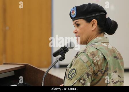 FORT SHAFTER APPARTAMENTI, Hawaii - Comando Sgt. Il Mag. Jessie Baird, nona missione supporta il comando arruolati senior leader, parla durante l'assunzione ufficiale della cerimonia di responsabilità qui 20 ott. 2018. Foto Stock