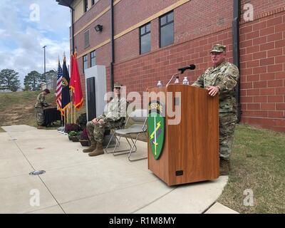 Brig. Gen. Richard Sele, Esercito degli Stati Uniti per gli affari civili e le operazioni psicologiche il comando (Airborne) vice comandante generale, parla durante la sua cerimonia di pensionamento ott. 20, 2018 a Fort Bragg, N.C. Foto Stock