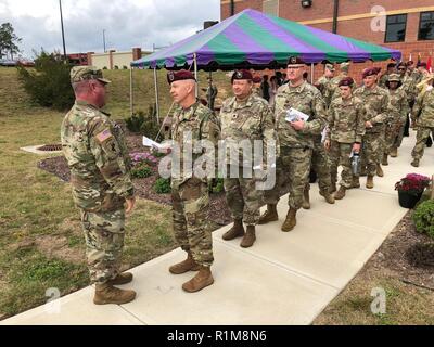 Linea di soldati fino a congratularmi con il Brig. Gen. Richard Sele, sinistra, Esercito degli Stati Uniti per gli affari civili e le operazioni psicologiche il comando (Airborne) vice comandante generale dopo il suo pensionamento cerimonia ott. 20, 2018 a Fort Bragg, N.C. Foto Stock