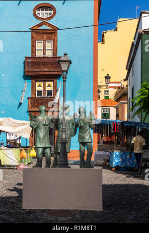 Monumento a Lo Divino, 1997, statua in bronzo dello scultore locale Fran Concepcion, che paga il tributo alla musica di gruppi che cantano al mattino assortiti Foto Stock