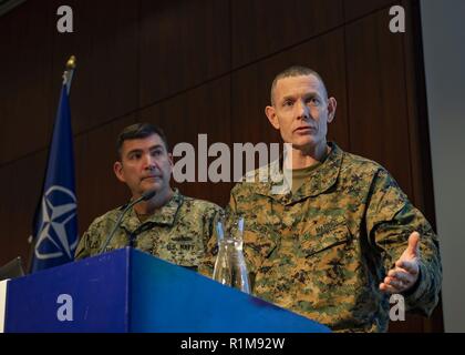 REYKJAVIK, Islanda (ott. 20, 2018) Brig. Gen. Stephen M. Neary, Comandante Generale, 2° Marine Expeditionary Brigade, parla durante il Tridente frangente 2018 pre-sail conferenza presso l'Hilton Reykjavik Nordica hotel, 20 ottobre 2018. Trident frangente 2018 è un a guida NATO di esercizio progettata per certificare la risposta della NATO forze e sviluppare l'interoperabilità tra i partecipanti la NATO e i paesi partner. Foto Stock