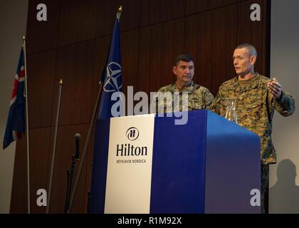 REYKJAVIK, Islanda (ott. 20, 2018) Brig. Gen. Stephen M. Neary, Comandante Generale, 2° Marine Expeditionary Brigade, parla durante il Tridente frangente 2018 pre-sail conferenza presso l'Hilton Reykjavik Nordica hotel, 20 ottobre 2018. Trident frangente 2018 è un a guida NATO di esercizio progettata per certificare la risposta della NATO forze e sviluppare l'interoperabilità tra i partecipanti la NATO e i paesi partner. Foto Stock