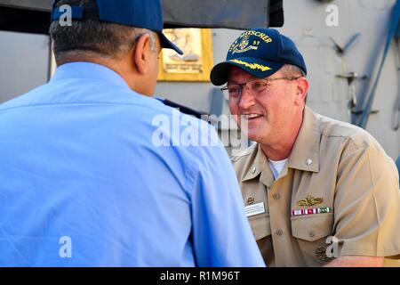 SAFAGA, Egitto (ott. 20, 2018) della Cmdr. Ian Scaliatine, comandante della Arleigh Burke-class guidato-missile destroyer USS Mitscher (DDG 57), destra accoglie gli ufficiali egiziane dal Descubierta-classe corvette ENS El Suez (F-946) a bordo della nave prima un pre-sail conferenza. Mitscher, homeported alla stazione navale di Norfolk, è distribuito negli Stati Uniti Quinta Flotta area di operazioni a sostegno di operazioni navali per garantire stabilità marittimo e la sicurezza nella regione centrale di collegamento del Mediterraneo e del Pacifico attraverso l'Oceano Indiano occidentale e tre strategici punti di strozzatura. Foto Stock