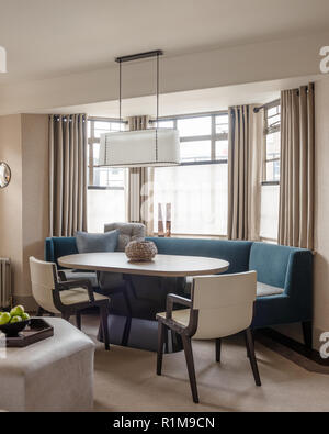 Blu e grigio tonica sala da pranzo dalla finestra di baia Foto Stock