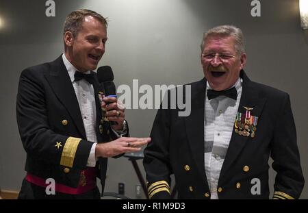 EVERETT, Washington. (Ott. 20, 2018) posteriori Adm. Donald Gabrielson, commander, Carrier Strike gruppo 11, condivide un momento con i pensionati Lt. La Cmdr. Bill Hall durante la stazione navale di Everett marina della sfera di compleanno. Il tema scelto per la marina militare 243del compleanno è 'forgiati dal mare." Il tema rappresenta il risultato delle aspirazioni di ogni marinaio di viaggio in uniforme e trasporta la nozione che ogni marinaio è sagomata e rafforzato in una versione più avanzata di se stessi attraverso il servizio della Marina. Foto Stock