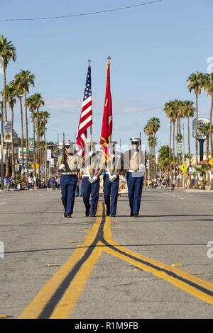 Il combattimento del Centro protezione di colore conduce la sfilata presso il 29 palme giornata Pioneer in ventinove Palms, California, 20 ott. 2018. Pioneer giorni iniziato nel 1937 e da allora si è evoluta in una celebrazione e la parata. Il centro di combattimento e alle comunità locali di mantenere forti relazioni con gli eventi come questi, dando loro la possibilità di connettersi. Foto Stock