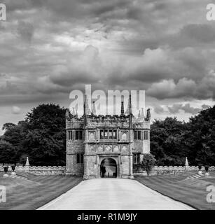 L'ingresso gatehouse presso il National Trust Lanhydrock station wagon, Bodmin, Cornovaglia NEL REGNO UNITO Foto Stock