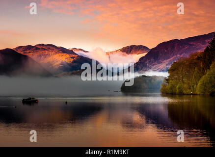 La mattina presto in vista per il "Ganasce di Borrowdale' Lago Derwentwater, Keswick, Cumbria. Regno Unito Foto Stock