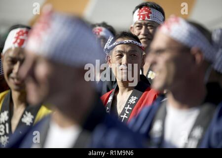 Un Giappone marittimo Forza di Autodifesa organo di servizio si prepara a marzo in un corteo durante la sessantaduesima Iwakuni Matsuri sfilata in Iwakuni City, Giappone, Ottobre 21, 2018. Marine Corps Air Station Iwakuni personale, Giappone di autodifesa marittima di forzare il servizio i membri e i civili hanno partecipato alla manifestazione da ballo in una parata attraverso la città. Durante la manifestazione i partecipanti hanno interagito con la gente del posto e scambiate culture e costumi, e costruito e rafforzato le relazioni. Foto Stock