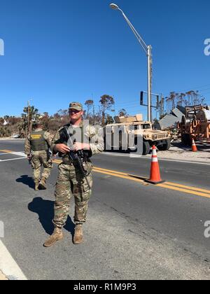 I soldati assegnati a società D., 1° Battaglione, 124Reggimento di Fanteria veicoli diretti in corrispondenza di un punto di controllo in Messico Beach, Fla, dopo l'uragano Michael, Ottobre 21, 2018. Foto Stock