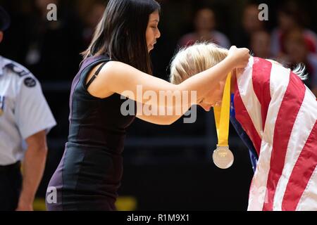 Ritirato Capt. Kristen Morris, USAF, riceve la medaglia d'argento a 4 minuti di barca a remi della concorrenza a Invictus Games Sydney 2018. 500 guerriero ferito concorrenti provenienti da 18 paesi si sono riuniti a Sydney in Australia di competere da 21-27 ottobre. Foto Stock