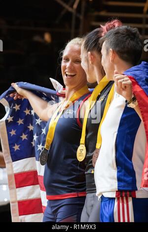 Ritirato Capt. Kristen Morris, USAF, celebra il suo raggiungimento a catturare la medaglia d argento in 4 minuti di barca a remi la concorrenza con i compagni feriti internazionale guerrieri. 500 combattenti feriti da 18 paesi si sono riuniti a Sydney in Australia per competere nel 2018 Invictus giochi. Foto Stock
