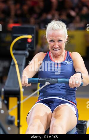 Ritirato Capt. Kristen Morris, USAF, tira tenacemente attraverso secondi finali dei 4 minuti di barca a remi della concorrenza a 2018 Invictus giochi. 500 guerriero ferito concorrenti provenienti da 18 paesi si sono riuniti a Sydney in Australia di competere da 21-27 ottobre. Foto Stock