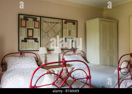Matching letti singoli in stile edoardiano camera da letto Foto Stock