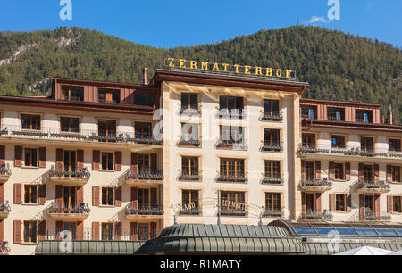 Zermatt, Svizzera - 15 Settembre 2018: parte della facciata del palazzo del Grand Hotel Zermatterhof nella città di Zermatt, dei vertici di un Foto Stock