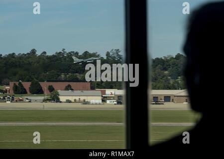 Un U.S. Air Force Airman assegnato al ventesimo operazioni squadrone di supporto del controllo del traffico aereo gli orologi della torre come un F-16CM Fighting Falcon decolla da la Flightline presso Shaw Air Force Base (AFB), S.C., Ottobre 22, 2018. Avieri assegnato al ventesimo OSS di controllo del traffico aereo torre lavorano a stretto contatto con i piloti a coordinare gli sbarchi e partenze da Shaw AFB. Foto Stock