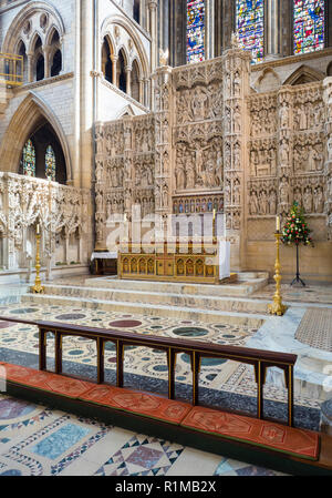 Splendidamente scolpito Reredos e pavimento piastrellato in Truro Cathedral in Cornovaglia nel Regno Unito . Uno dei soli 3 cattedrali nel Regno Unito ad avere 3 guglie Foto Stock