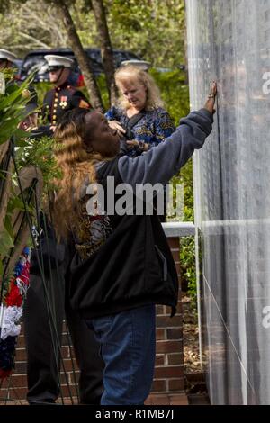 Ricerca di famiglie per i loro cari dei nomi durante la trentacinquesima Beirut Memorial osservanza cerimonia al Lejeune Memorial Gardens a Jacksonville, N.C., Ottobre 23, 2018. Un memoriale di osservanza è tenuto il 23 ottobre di ogni anno per ricordare quelle vite perdute durante gli attacchi terroristici agli Stati Uniti Caserma marini, Beirut, Libano e Grenada nel 1983. Foto Stock