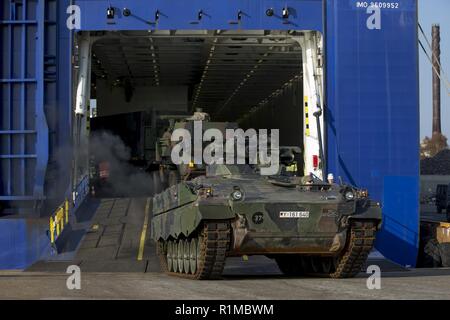 Scarico del combattimento blindati veicolo Marder dal danese di roll-on roll-off nave Arca Germania dal porto tedesco società di handling del battaglione della logistica 161 nel porto di Fredrikstad in Norvegia. Esercitazione NATO Trident Frangente in Norvegia, Fredrikstad su 11.10.2018. Foto Stock