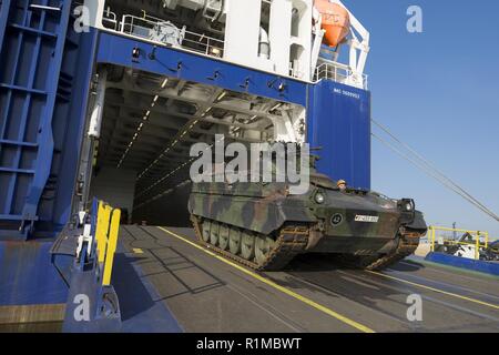 Scarico del combattimento blindati veicolo Marder dal danese di roll-on roll-off nave Arca Germania dal porto tedesco società di handling del battaglione della logistica 161 nel porto di Fredrikstad in Norvegia. Esercitazione NATO Trident Frangente in Norvegia, Fredrikstad su 11.10.2018. Foto Stock