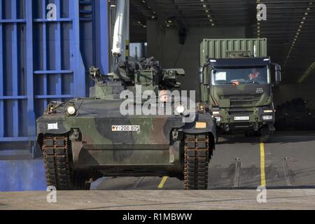 Scarico del combattimento blindati veicolo Marder dal danese di roll-on roll-off nave Arca Germania dal porto tedesco società di handling del battaglione della logistica 161 nel porto di Fredrikstad in Norvegia. Esercitazione NATO Trident Frangente in Norvegia, Fredrikstad su 11.10.2018. Foto Stock