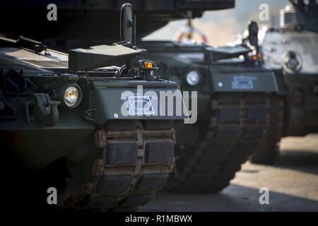 Dopo il processo di scarico nel porto di Fredrikstad, il principale di carri armati Leopard 2 e la fanteria lottare contro i veicoli Marder sono parcheggiate nella zona del porto. Esercitazione NATO Trident Frangente in Norvegia, Fredrikstad su 11.10.2018. Foto Stock