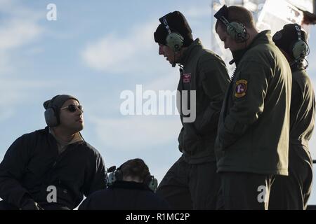 Stati Uniti Air Force Staff Sgt. Juan Rojas, 52nd Manutenzione aeromobili squadrone specialista avionica, parla con i piloti dal Expeditionary 480th Fighter Squadron circa il suo lavoro durante il Tridente frangente 2018 a Kallax Air Base, Svezia, Ottobre 22, 2018. Con più di 50.000 partecipanti provenienti da 31 nazioni, questo è nato il più grande esercizio dal 2015. Foto Stock