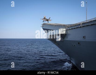 Royal Navy portaerei HMS Queen Elizabeth, ha distribuito negli Stati Uniti a terra getti veloce sul ponte per la prima volta in otto anni. A fine settembre la 65.000-tonnellata British Aircraft Carrier avviato due F-35B degli aeromobili di prova dal sistema integrato di forza di prova (ITF), in base al di fuori della Naval Air Station Patuxent River, Maryland, lungo con quasi 200 ITF personale di supporto, tra cui i piloti, tecnici manutentori e gli analisti di dati per il periodo di collaudo in mare. Lo scopo di queste iniziali o prove di sviluppo, sono di accertare, attraverso i velivoli appositamente attrezzati e sensori attorno alla nave, th Foto Stock