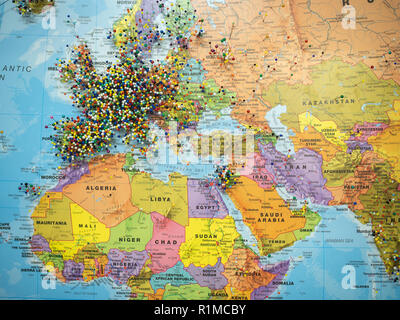 Mappa di viaggio con molte spine colorate Foto Stock