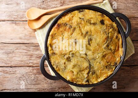 Una sana dieta alimentare inglese Bubble & Squeak da cotto purè di patate con cavoli e cavolini di Bruxelles in un tegame sul tavolo. orizzontale vista superiore f Foto Stock