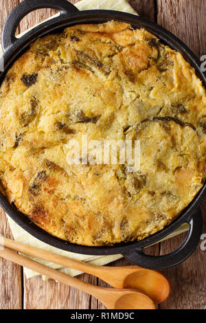 Inglese bolla vegetariani & squittio di patate con cavolo e i cavoli di Bruxelles di close-up in una padella. Verticale in alto vista da sopra Foto Stock