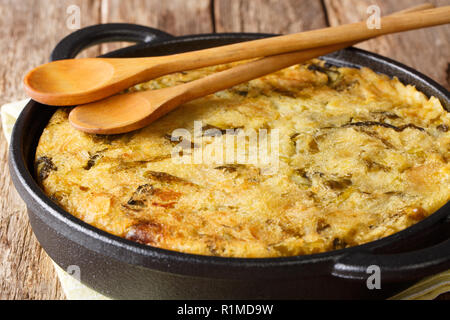 Inglese Bubble e Squeak di cosse al forno purè di patate con cavolo e i cavoli di Bruxelles di close-up in una padella orizzontale. Foto Stock