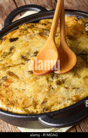 Inglese bolla vegetariani & squittio di patate con cavolo e i cavoli di Bruxelles di close-up in una padella verticale. Foto Stock