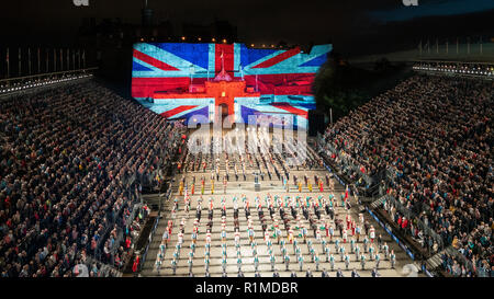 Unione grande bandiera proiettata sul Castello di Edimburgo durante la Edinburgh International Tattoo parte di Edinburgh International Festival 2018 a Edimburgo, SCO Foto Stock