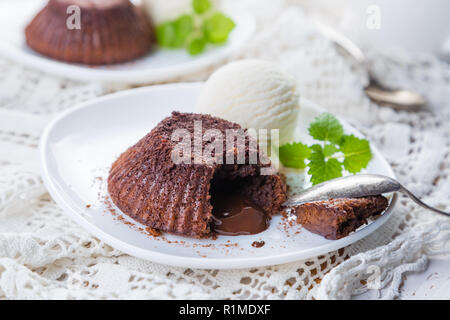 Fondente al cioccolato - torta di lava con gelato alla vaniglia Foto Stock