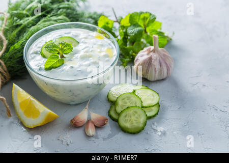 Salsa tzatziki e ingredienti Foto Stock