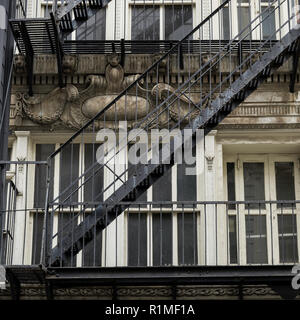 Basso angolo vista di fire escape su un edificio, la parte inferiore di Manhattan, New York City, nello Stato di New York, Stati Uniti d'America Foto Stock