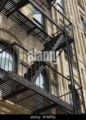 Basso angolo vista della via di fuga in caso di incendi sulla parte esterna di un edificio, la città di New York, nello Stato di New York, Stati Uniti d'America Foto Stock