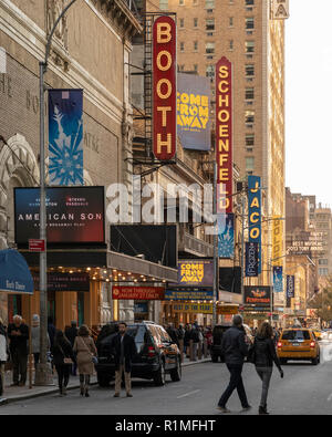 I teatri di Broadway su West 45th St nella città di New York Foto Stock