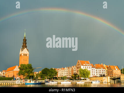 Rainbow al di sopra di Elblag città in Polonia Foto Stock