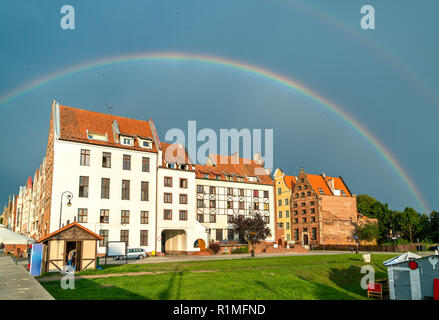 Rainbow al di sopra di Elblag città in Polonia Foto Stock