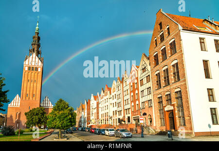 Rainbow al di sopra di Elblag città in Polonia Foto Stock