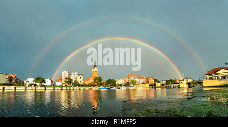 Arcobaleno doppio sopra Elblag città in Polonia Foto Stock