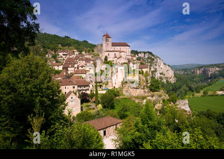 L'Europa, Francia, Midi Pirenei, Lot, St Cirq Lapopie, storico clifftop village attrazione turistica Foto Stock
