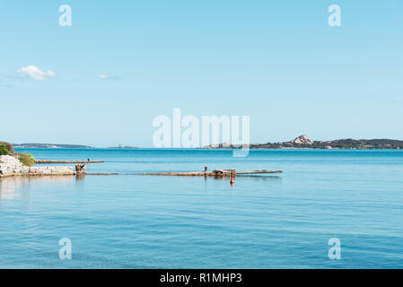 Una vista del mare Mediterraneo da Palau, in Sardegna, Italia, e l'arcipelago della Maddalena, nello Stretto di Bonifacio, tra la Corsica e Sardini. Foto Stock