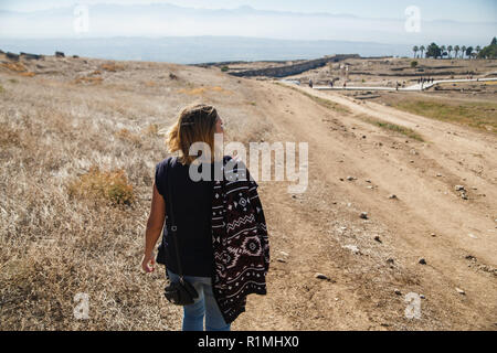 Turista femminile andando nella steppa. Panoramica vista posteriore a montagne . Copia dello spazio. Il concetto di turismo. Foto Stock